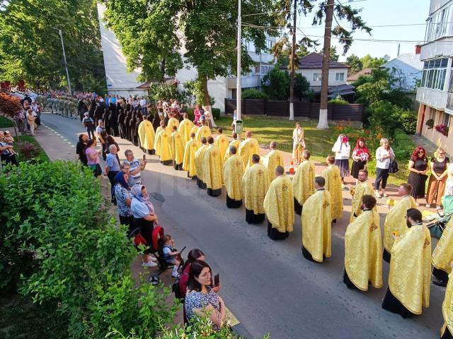 Procesiunea „Calea Sfinților”, purtând moaștele Sfântului Ioan cel Nou de la Suceava, a adunat mii de credincioși pe străzile orașului