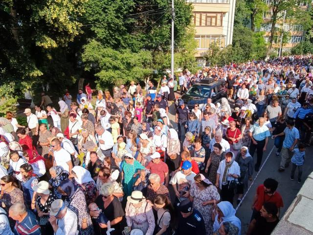 Procesiunea „Calea Sfinților”, purtând moaștele Sfântului Ioan cel Nou de la Suceava, a adunat mii de credincioși pe străzile orașului