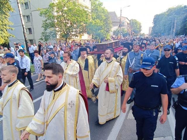 Procesiunea „Calea Sfinților”, purtând moaștele Sfântului Ioan cel Nou de la Suceava, a adunat mii de credincioși pe străzile orașului