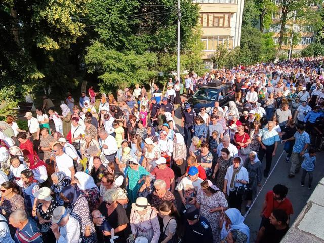 O mare de credincioși a însoțit procesiunea pe străzile urbei