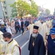 Mii de credincioși au însoțit procesiunea şi au făcut scurte opriri la bisericile de pe traseu