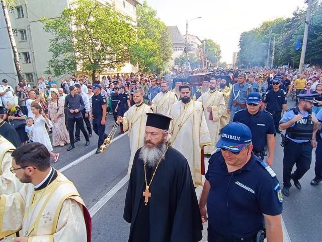 Mii de credincioși au însoțit procesiunea şi au făcut scurte opriri la bisericile de pe traseu