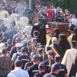 Jandarmi cu torțe aprinse au însoțit racla cu moaștele Sf. Ioan cel Nou de la Suceava în procesiune