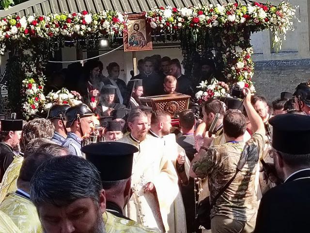 Procesiunea „Calea Sfinților”, purtând moaștele Sfântului Ioan cel Nou de la Suceava, a adunat mii de credincioși pe străzile orașului