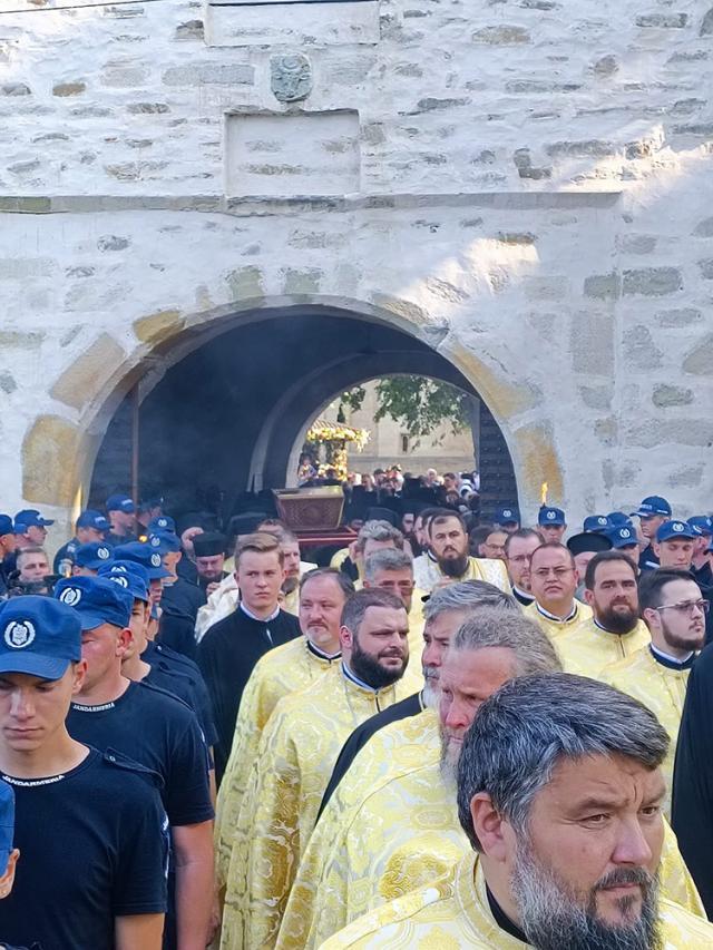 Procesiunea „Calea Sfinților”, purtând moaștele Sfântului Ioan cel Nou de la Suceava, a adunat mii de credincioși pe străzile orașului