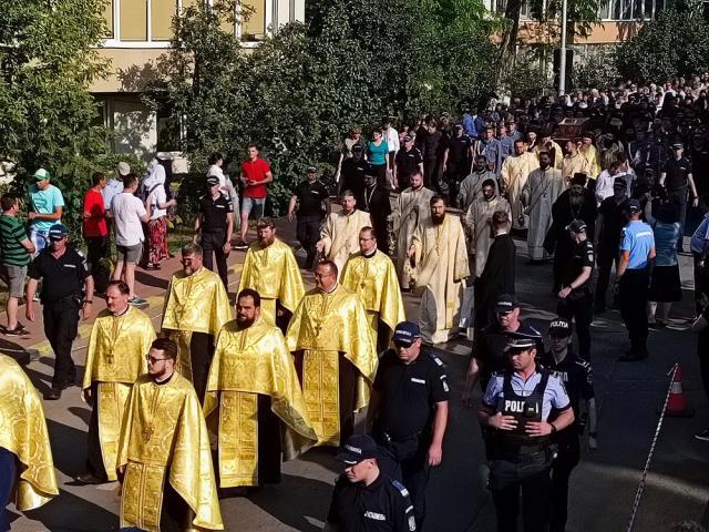 Procesiunea „Calea Sfinților”, purtând moaștele Sfântului Ioan cel Nou de la Suceava, a adunat mii de credincioși pe străzile orașului