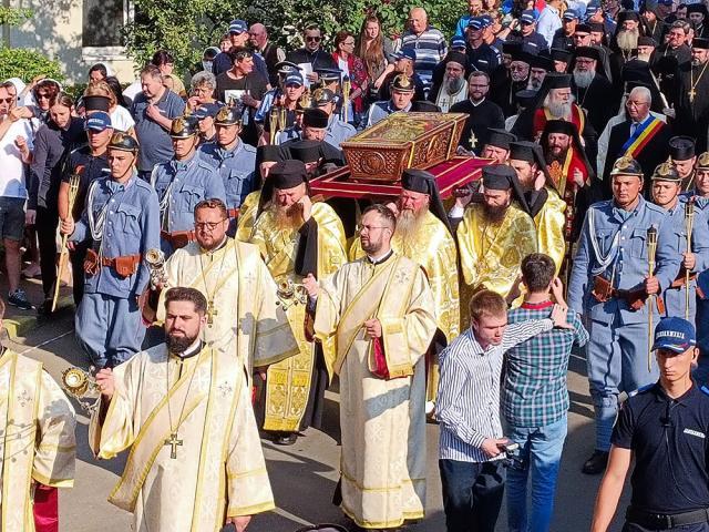 Procesiunea „Calea Sfinților”, purtând moaștele Sfântului Ioan cel Nou de la Suceava, a adunat mii de credincioși pe străzile orașului