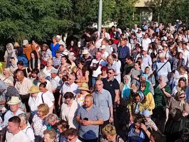 Procesiunea „Calea Sfinților”, purtând moaștele Sfântului Ioan cel Nou de la Suceava, a adunat mii de credincioși pe străzile orașului