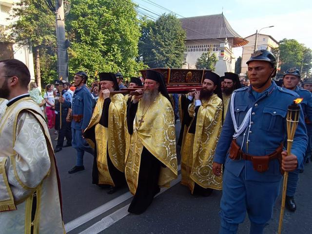 Procesiunea „Calea Sfinților”, purtând moaștele Sfântului Ioan cel Nou de la Suceava, a adunat mii de credincioși pe străzile orașului