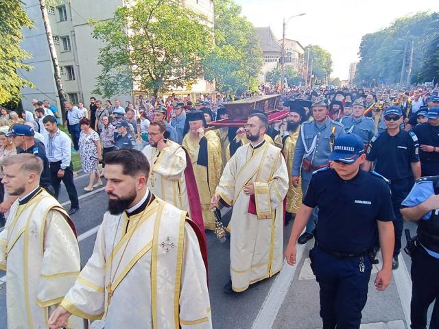 Procesiunea „Calea Sfinților”, purtând moaștele Sfântului Ioan cel Nou de la Suceava, a adunat mii de credincioși pe străzile orașului