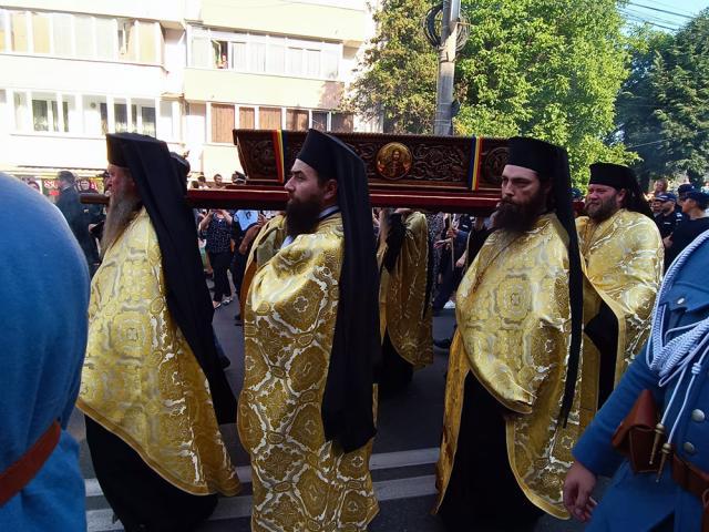 Procesiunea „Calea Sfinților”, purtând moaștele Sfântului Ioan cel Nou de la Suceava, a adunat mii de credincioși pe străzile orașului