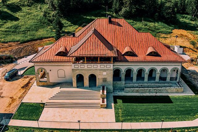 Impresionanta clădire a Centrului cultural social Sf. Ierarh Nicolae completează complexul Mănăstirii Putna, considerată „Ierusalimul neamului românesc”