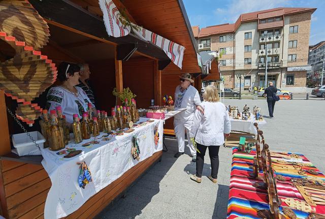 Târgul de Sânziene, deschis în centrul Sucevei, cu participarea a zeci de meșteri populari