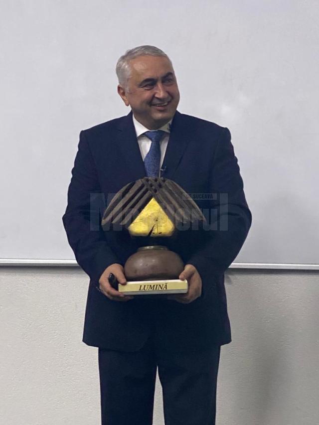 Rectorul USV Valentin Popa, primind sculptura Lumina, oferită din dorința de continuitate a cresterii nivelului de iluminare al universității sucevene