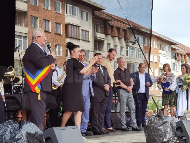 Reprezentanții celor cinci delegații din orașele înfrățite Betleem, Cernăuți, Chișinău, Soroca și Karavas, pe scena Zilelor Sucevei 2