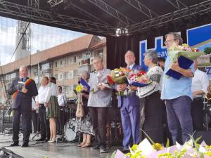 „Cetățenii de onoare” desemnați recent, prin decizii de Consiliu Local, invitați pe scena Zilelor Sucevei