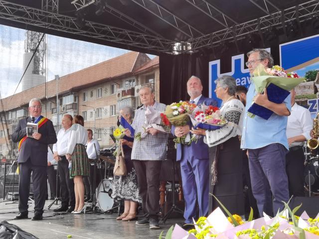 „Cetățenii de onoare” desemnați recent, prin decizii de Consiliu Local, invitați pe scena Zilelor Sucevei