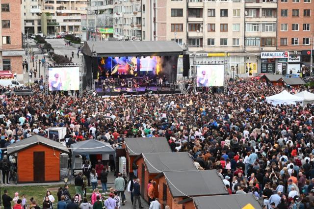 Esplanada Casei de Cultură, devenită neîncăpătoare la concertele de duminică seara