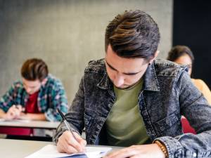 Absolvenții de liceu au susținut ieri prima probă scrisă a examenului de bacalaureat, cea la limba și literatura română