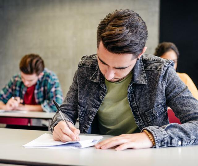 Absolvenții de liceu au susținut ieri prima probă scrisă a examenului de bacalaureat, cea la limba și literatura română