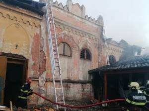 Incendiu puternic la Rădăuți, care a afectat o casă de rugăciune și o sinagogă
