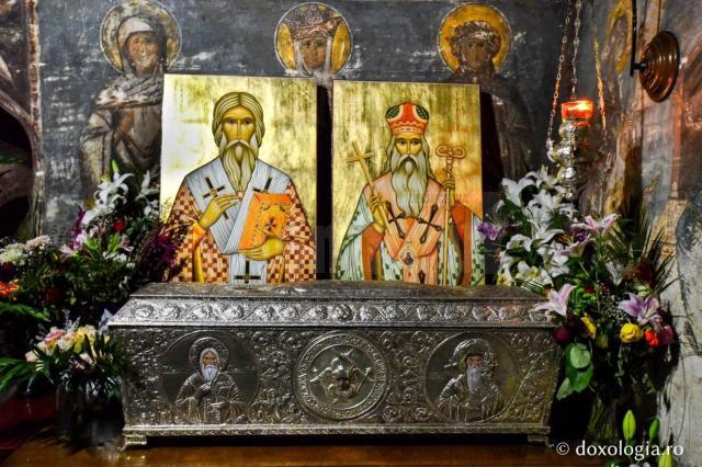 Procesiune cu moaștele Sfinților Ierarhi Leontie și Teodosie, joi, pe străzile municipiului Rădăuți