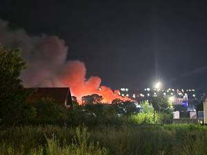 Flăcări uriașe și un nor de fum în urma unui incendiu care a cuprins o hală din zona Rulmentul