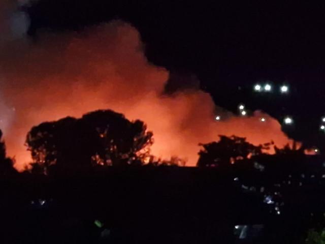 Flăcări uriașe și un nor de fum în urma unui incendiu care a cuprins o hală din zona Rulmentul