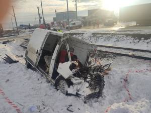 Microbuzul a fost acroșat de locomotivă şi proiectat violent într-un parapet şi apoi la marginea căii ferate