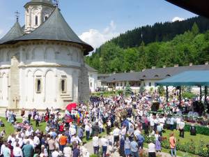 Mii de credincioși au participat la Marea Sărbătoarea a Sf. Voievod Ștefan cel Mare de la Mănăstirea Putna