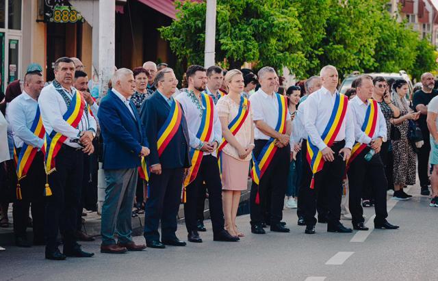 Autoritățile locale și județene au urmărit parada portului popular din cadrul Festivalului ”Arcanul”