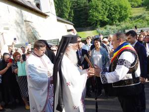 Starețul Mânăstirii Putna, Melchisedec Velnic, i-a întâmpinat pe pelerinii veniți la mormântul lui Ștefan cel Mare