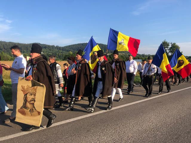 Câteva sute de credincioși au mers în pelerinaj spre Mănăstirea Putna