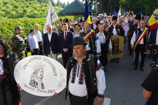 Sute de credincioși, în frunte cu Gheorghe Flutur, au mers în pelerinaj la mormântul lui Ștefan cel Mare de la Mănăstirea Putna