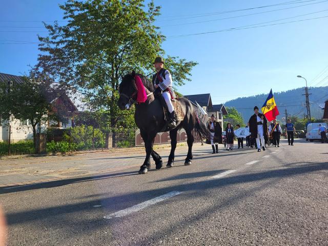 Sute de credincioși, în frunte cu Gheorghe Flutur, au mers în pelerinaj la mormântul lui Ștefan cel Mare de la Mănăstirea Putna