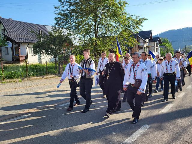 Sute de credincioși, în frunte cu Gheorghe Flutur, au mers în pelerinaj la mormântul lui Ștefan cel Mare de la Mănăstirea Putna