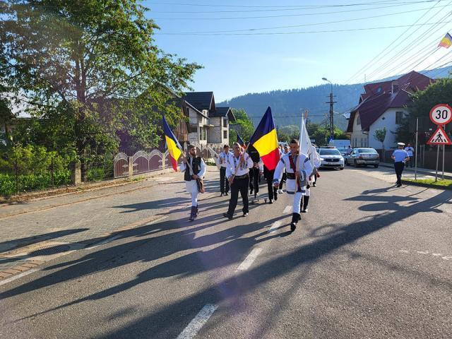 Sute de credincioși, în frunte cu Gheorghe Flutur, au mers în pelerinaj la mormântul lui Ștefan cel Mare de la Mănăstirea Putna