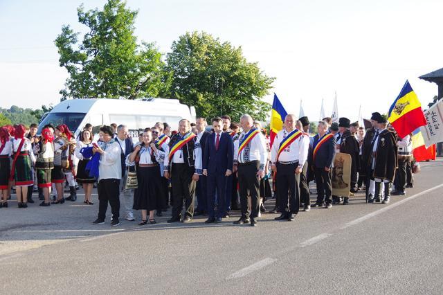 Sute de credincioși, în frunte cu Gheorghe Flutur, au mers în pelerinaj la mormântul lui Ștefan cel Mare de la Mănăstirea Putna