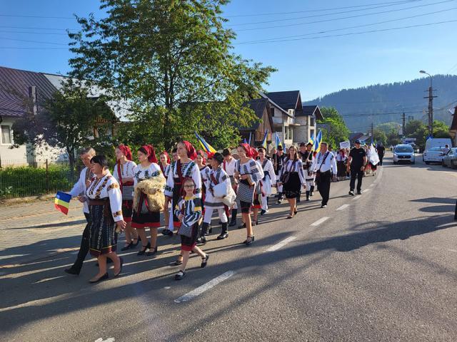 Sute de credincioși, în frunte cu Gheorghe Flutur, au mers în pelerinaj la mormântul lui Ștefan cel Mare de la Mănăstirea Putna