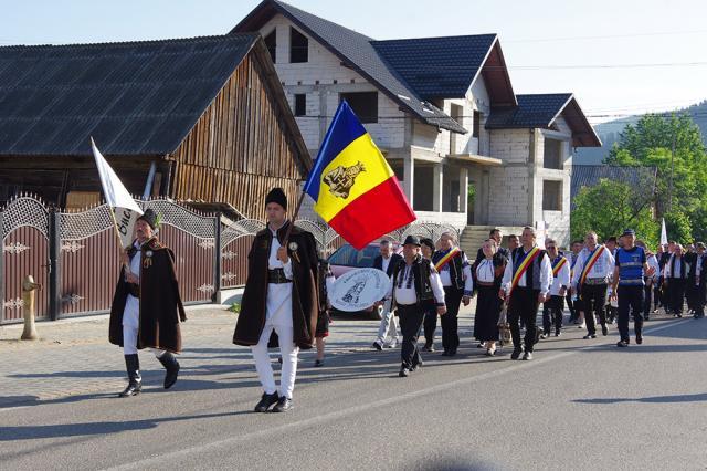 Sute de credincioși, în frunte cu Gheorghe Flutur, au mers în pelerinaj la mormântul lui Ștefan cel Mare de la Mănăstirea Putna