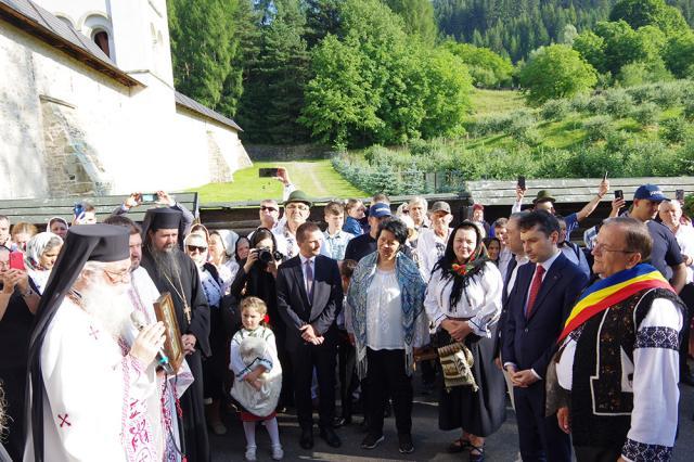 Sute de credincioși, în frunte cu Gheorghe Flutur, au mers în pelerinaj la mormântul lui Ștefan cel Mare de la Mănăstirea Putna