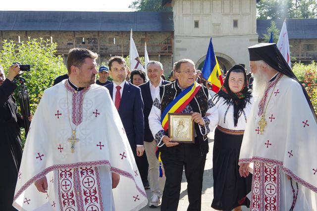 Sute de credincioși, în frunte cu Gheorghe Flutur, au mers în pelerinaj la mormântul lui Ștefan cel Mare de la Mănăstirea Putna