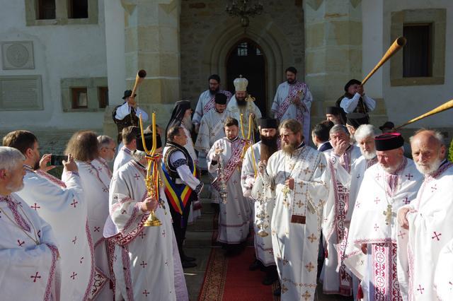 Sute de credincioși, în frunte cu Gheorghe Flutur, au mers în pelerinaj la mormântul lui Ștefan cel Mare de la Mănăstirea Putna