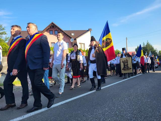 Sute de credincioși, în frunte cu Gheorghe Flutur, au mers în pelerinaj la mormântul lui Ștefan cel Mare de la Mănăstirea Putna