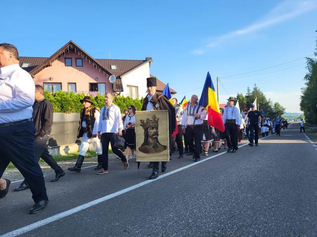 Sute de credincioși, în frunte cu Gheorghe Flutur, au mers în pelerinaj la mormântul lui Ștefan cel Mare de la Mănăstirea Putna