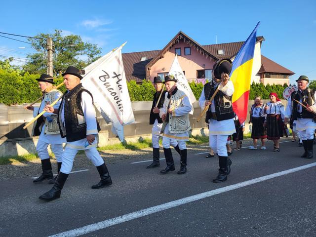 Sute de credincioși, în frunte cu Gheorghe Flutur, au mers în pelerinaj la mormântul lui Ștefan cel Mare de la Mănăstirea Putna