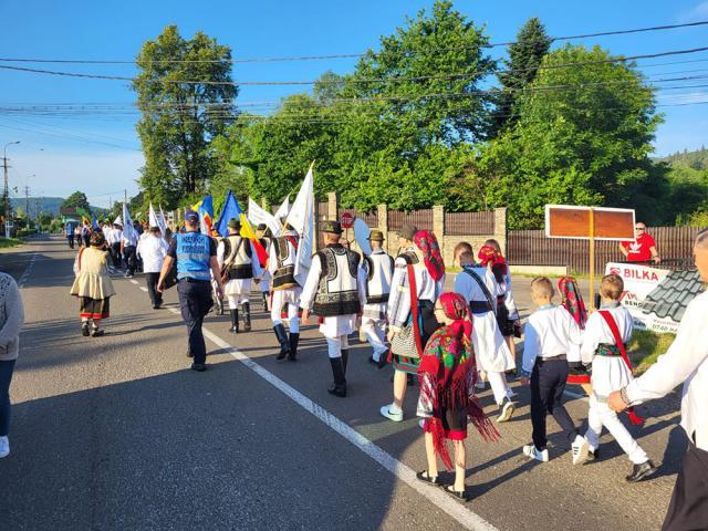 Sute de credincioși, în frunte cu Gheorghe Flutur, au mers în pelerinaj la mormântul lui Ștefan cel Mare de la Mănăstirea Putna