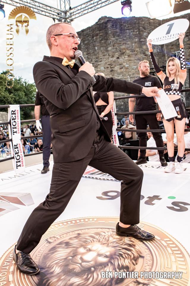 Ring announcerul Daniel Austin. Foto Ben Pontier Photography