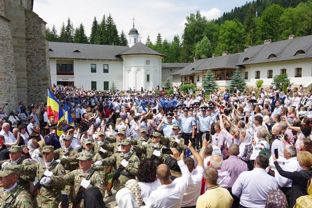 Mii de credincioși au participat la marea sărbătoare a Sf. Voievod Ștefan cel Mare de la Putna