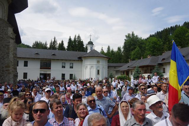 Mii de credincioși au participat la marea sărbătoare a Sf. Voievod Ștefan cel Mare de la Putna